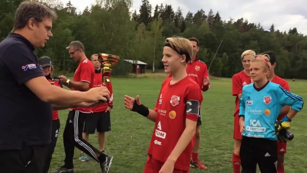 Se när Adam skjuter Sala FF till seger i Fotbollens Dag