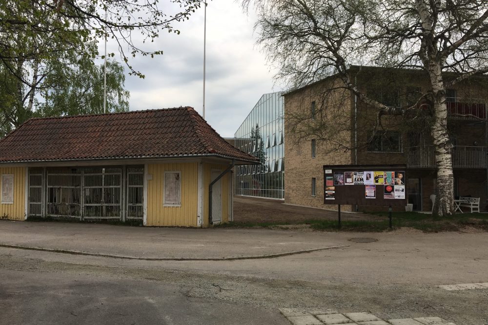 Tiden går som bekant väldigt fort Tiden går som bekant väldigt fort