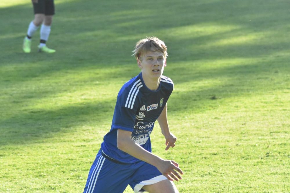 Leon blir den yngste spelaren i Kommunmatchen Leon blir den yngste spelaren i Kommunmatchen