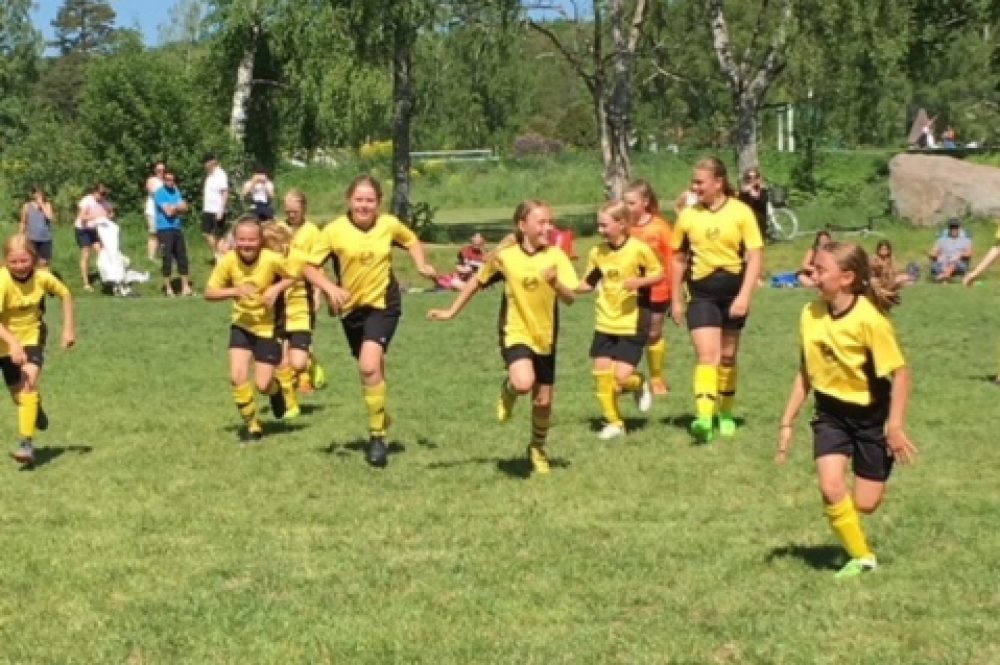 Heby AIF:s F07-tjejer tränar två gånger i veckan