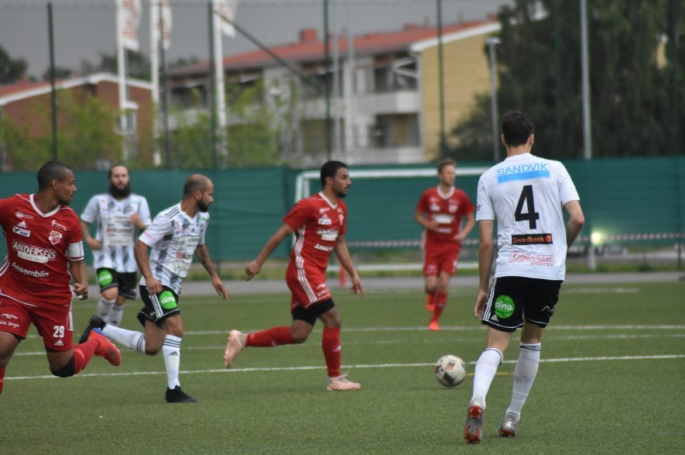 Bildspel från toppmatchen på Lärkans konstgräs Bildspel från toppmatchen på Lärkans konstgräs