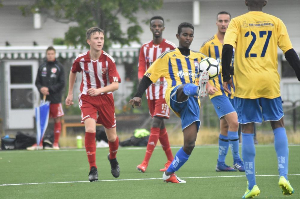 Isaks nickmål räckte till en poäng för Sala FF:s juniorer Isaks nickmål räckte till en poäng för Sala FF:s juniorer