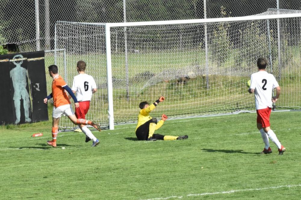 Grällsta IF vann toppmatchen i blåsten på Lindvallen Grällsta IF vann toppmatchen i blåsten på Lindvallen