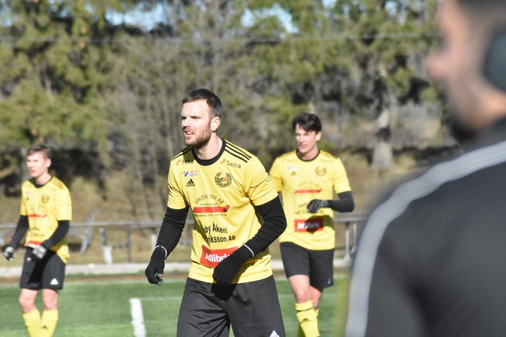 Rutinerade mittbacken Linus Ahlin slutar med fotbollen Rutinerade mittbacken Linus Ahlin slutar med fotbollen