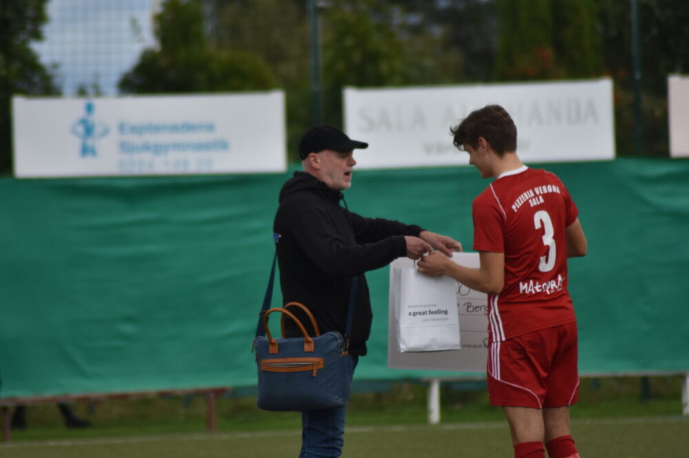 Filip fick ta emot Sala-Heby Fotbolls stipendium före derbyt på Lärkan