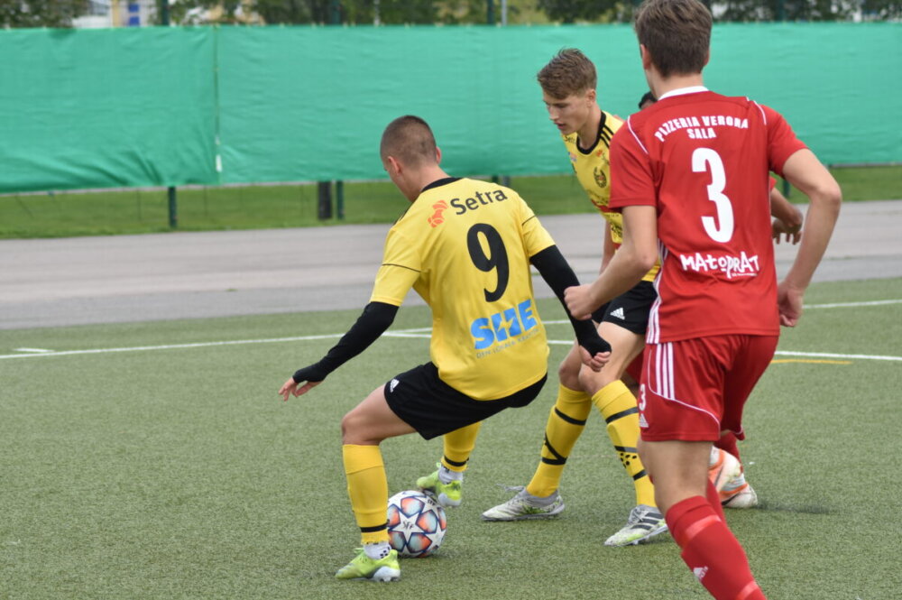 En hel del derbyn när träningsfotbollen fortsätter