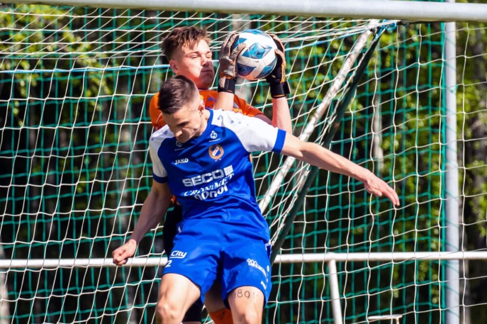 Rasmus fick lämna med ambulans när IK Franke gav Västerfärnebo AIK en lektion i fotboll