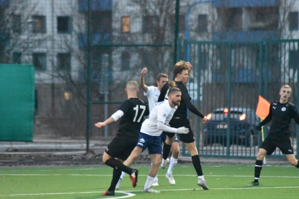 Bildspel från ett kyligt Lärkan där Västerfärnebo AIK föll