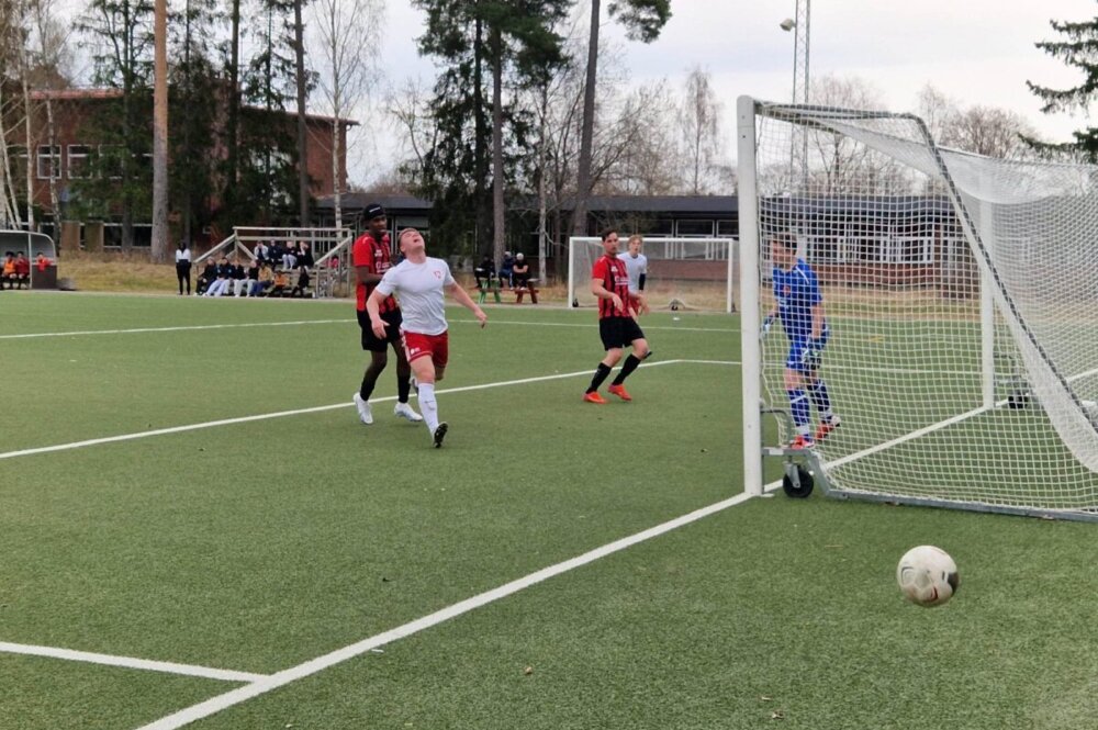 Rött kort ställde till det för Ransta IK efter en lysande start i seriepremiären Rött kort ställde till det för Ransta IK efter en lysande start i seriepremiären