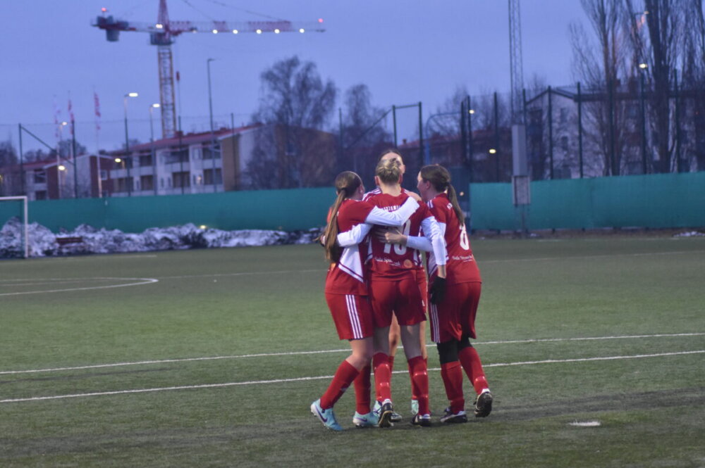En fotbollshelg när en kvartett lag spelar sina premiärer