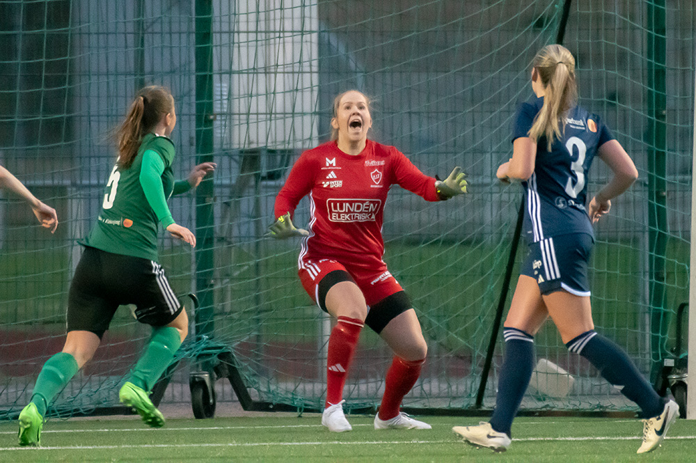 Julia är tillbaka i målet när Östervåla IF spelar hemma mot Ursvik IK