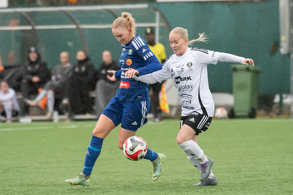 Bildspel från Norrby SK:s regniga premiär på Lärkan