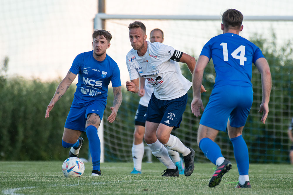 Helgen inleds med ett SM-slutspel - men det spelas en del fotboll också Helgen inleds med ett SM-slutspel - men det spelas en del fotboll också
