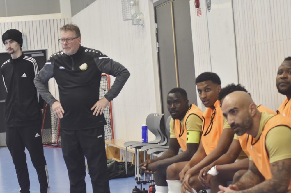 Bildspel från herrarnas Julcup med totalt 16 lag