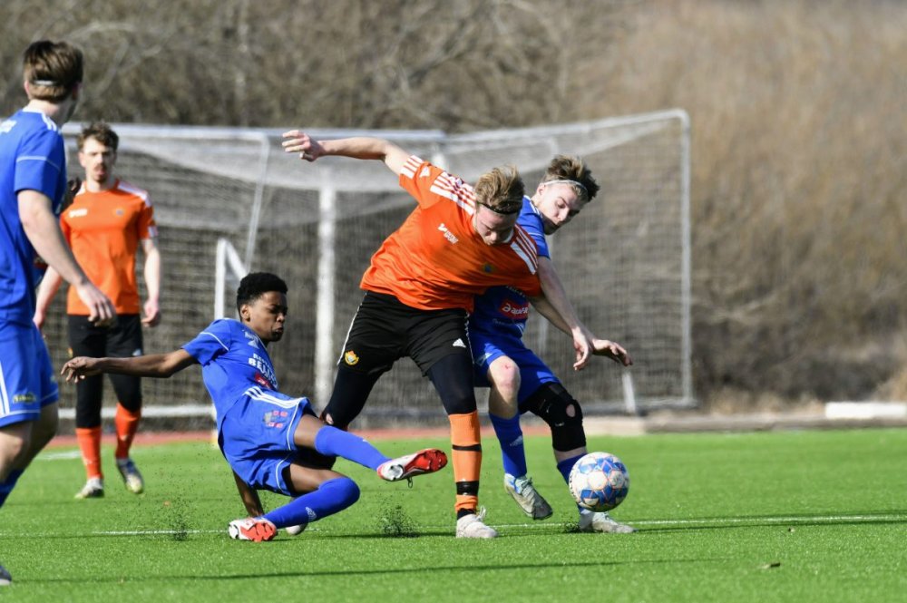 Oavgjort träningsderby på Lärkan mellan Grällsta IF och Norrby SK:s bilaga Oavgjort träningsderby på Lärkan mellan Grällsta IF och Norrby SK:s bilaga