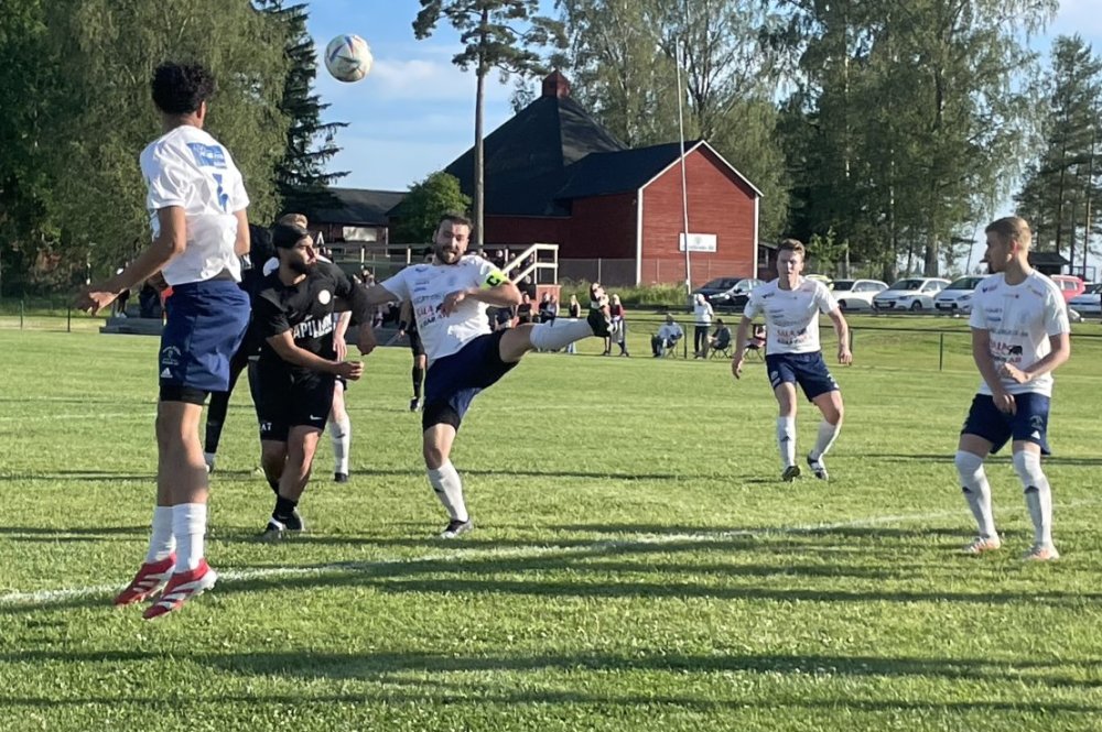 Åkra FC är skyhög favorit i derbyt mot Västerfärnebo AIK