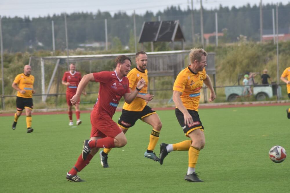 Bildspel: Så här såg det ut i fjol när Heby AIF:s och Sala-Heby Fotbolls veteraner möttes Bildspel: Så här såg det ut i fjol när Heby AIF:s och Sala-Heby Fotbolls veteraner möttes
