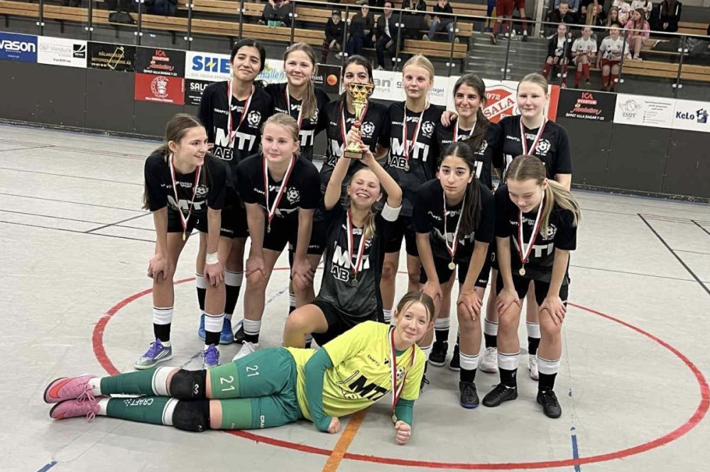 Gänget från Avesta blev först att vinna i årets upplaga av Julcupen