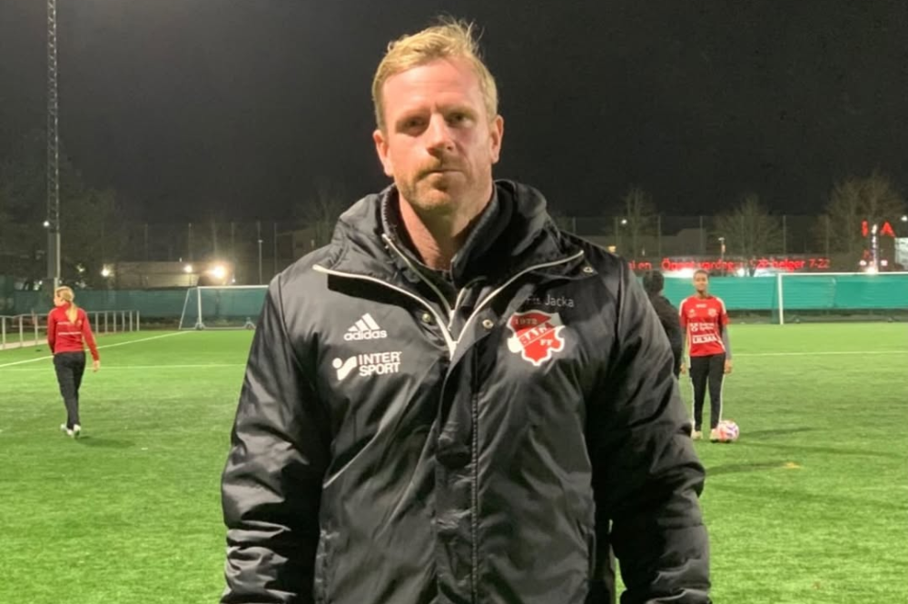 Jonas Ahlin ny huvudtränare för Sala FF:s damjuniorer - "Vill förbereda spelarna på vad det är innebär att spela fotboll på riktigt" Jonas Ahlin ny huvudtränare för Sala FF:s damjuniorer - "Vill förbereda spelarna på vad det är innebär att spela fotboll på riktigt"