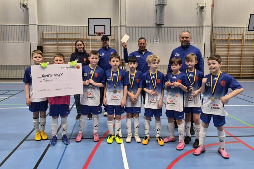 Tärnsjö IF fick ta emot Sala Sparbanks Kompispris när P15 spelade Hebycupen Tärnsjö IF fick ta emot Sala Sparbanks Kompispris när P15 spelade Hebycupen