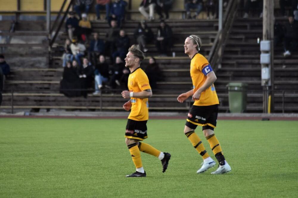 Heby AIF:s andralag upp i serieledning efter derbyseger - "Vi hade svårt sista tredjedelen"