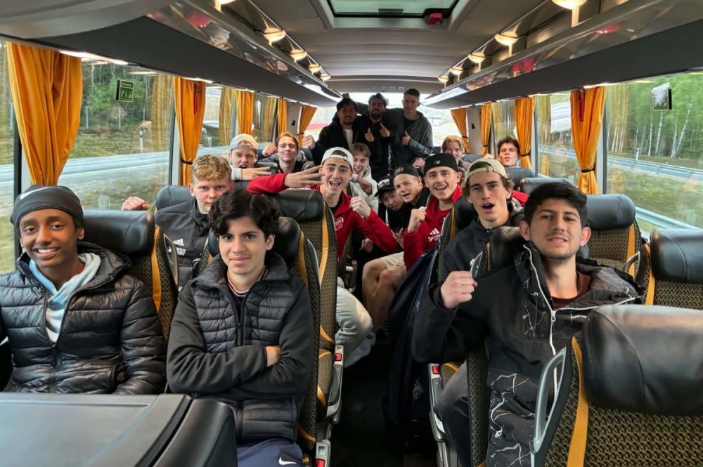 Tredje raka - då blev det en härlig bussresa hem for Sala FF:s juniorer