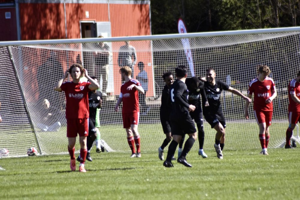 Derby på Lärkan mellan två lag i "skilda världar" Derby på Lärkan mellan två lag i "skilda världar"