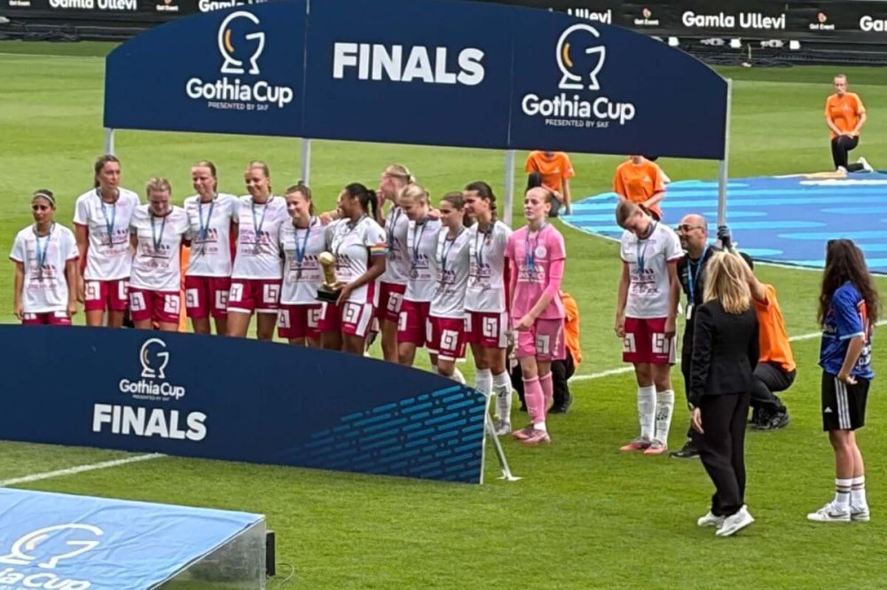 Det blev en silvermedalj för Molly och Miranda vid Gothia Cup